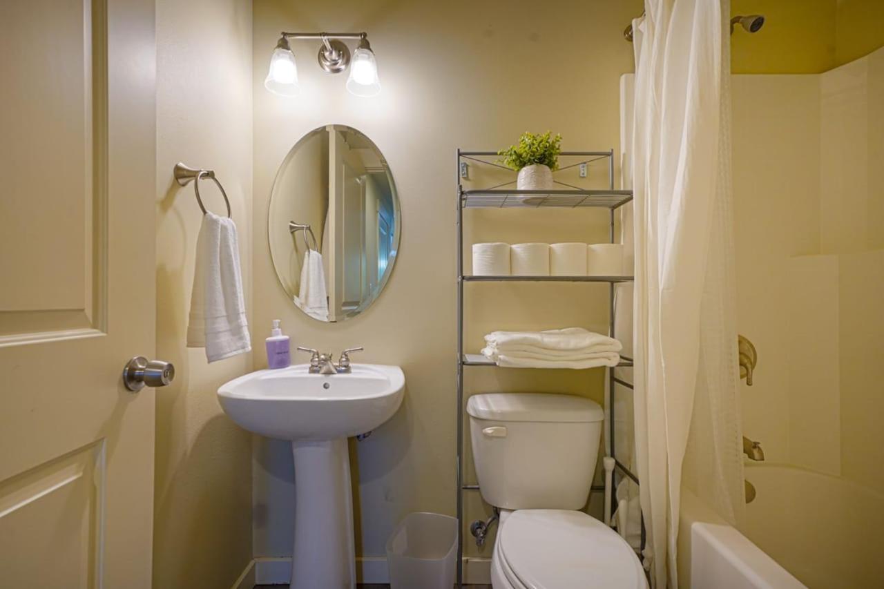 Stylish North Seattle Townhouse- Dual Master Suites 外观 照片